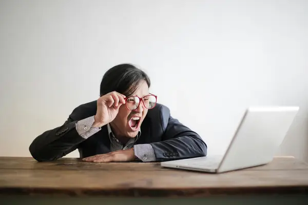 快手上胸大会违规吗，胸平怎么办快20了
