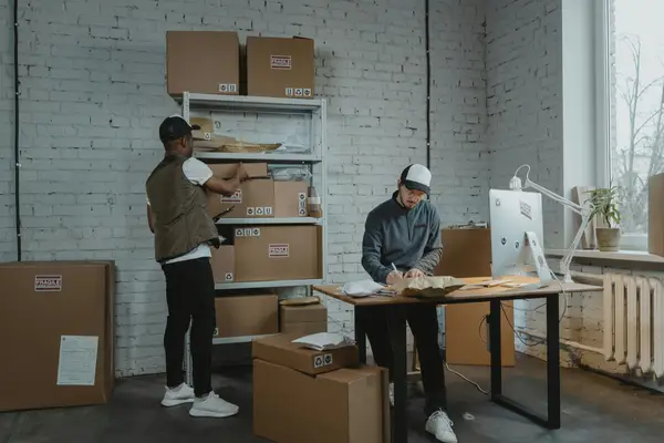 《抖音:光影盛宴下的低谷探寻》引言